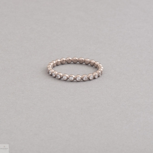 Kugelring aus 18 Karat Weißgold mit Brillanten rundum gefasst, Juwelier und Goldschmiede Botho Nickel Schmuck Hamburg