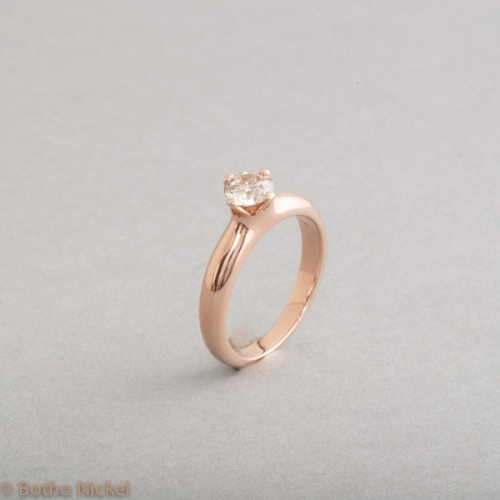 Verlobungsring aus 18 Karat Roségold mit Brillant "Zimt", Goldschmiede Botho Nickel Schmuck Hamburg, Juwelier, Goldschmiede, Gemmologe und Diamantgutachter
