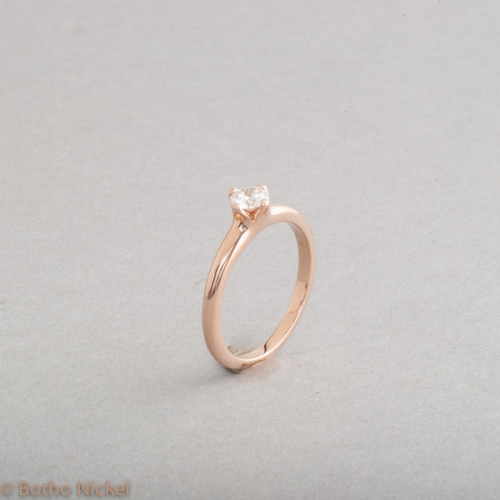 Ring aus 18 Karat Roségold mit Brillant in einer Krappenfassung, Goldschmiede Botho Nickel Schmuck Hamburg, Juwelier, Goldschmiede, Gemmologe und Diamantgutachter