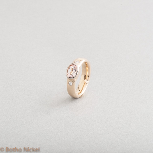 Ring 18 Karat Gold mit Morganit und Brillanten, Botho Nickel Schmuck Hamburg, Goldschmiede, Juwelier, Gemmologe und Diamantgutachter
