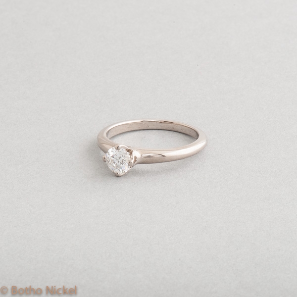 Verlobungsring aus 18 Karat Gold mit Tsavorith in der Botho Nickel Krappenfassung