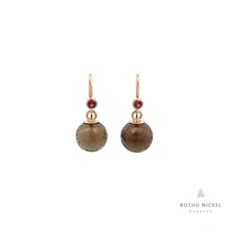 Ohrringe aus 18 Karat Roségold mit 12 mm großen, kugelgeschliffenen Rauchquarzen und 3 mm großen Rhodolithen, Botho Nickel Schmuck Hamburg Juwelier und Goldschmiede