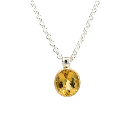 Kette aus Silber mit gelben Beryll (Goldberyll) oval 16 x 14 mm (10.90 ct.) in einer Zargenfassung aus 750/000 Gelbgold und 925/000 Silber, Botho Nickel Hamburg Juwelier und Goldschmiede