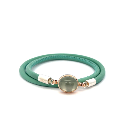 Lederarmband mit Verschluss aus Silber , Mondstein Cabochon , Fassung 18 Karat Roségold, Botho Nickel Schmuck Hamburg Juwelier und Goldschmiede