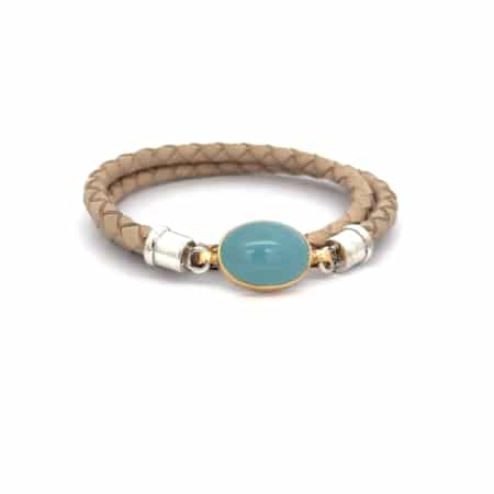Lederarmband mit ovalem Aquamarin-Cabochon (17 x 13 mm, 11,79 ct). Verschluss aus Silber, Fassung aus 18-Karat-Gold, Botho Nickel Schmuck Hamburg Juwelier und Goldschmiede